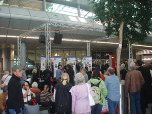 Toni singt auf dem Flughafen