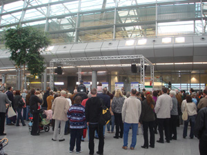 Toni singt auf dem Flughafen