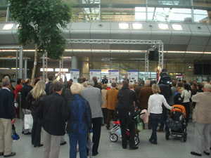 Toni singt auf dem Flughafen
