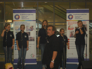 Toni singt auf dem Flughafen