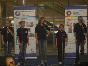 Toni singt auf dem Flughafen