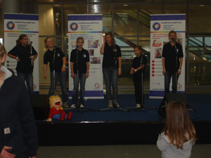 Toni singt auf dem Flughafen