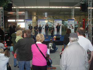 Toni singt auf dem Flughafen