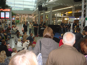 Toni singt auf dem Flughafen