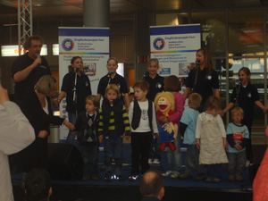 Toni singt auf dem Flughafen